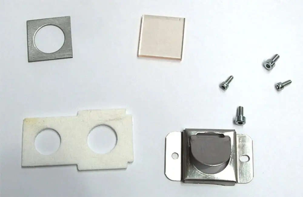 Daikin Schauglas mit Metallrahmen, zwei runden Löchern in einer Dichtungsplatte, einer klaren Scheibe und Schrauben zum Befestigen. Zubehörteile für Heizsysteme.